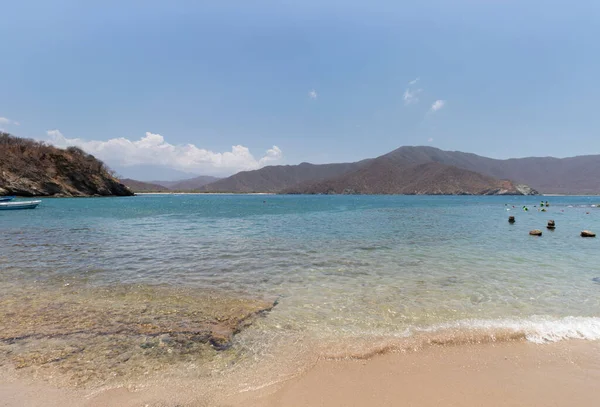 Kolombiya 'daki Concha Körfezi Akvaryumu. Tayrona Park manzarası. Arka planda Sierra Nevada dağları var.
