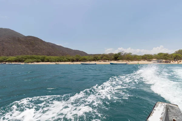 Kolombiya Tayrona Ulusal Parkı arka planda Baha concha manzaralı bir tekneden izlendi