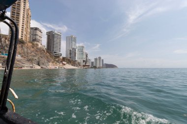 Kolombiya Santa Marta sahil manzaralı Rodadero sahilinde yeni apartmanlar inşa ediliyor.