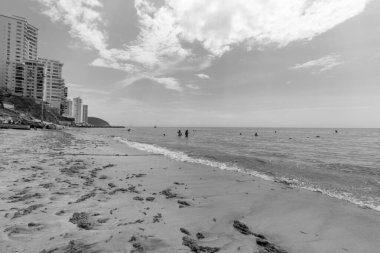 Santa Marta City, Kolombiya 'daki Rodadero Sahili' nin güzel yaz manzarası. Arka planda turist yüzüşü ve yüksek konut binaları var.