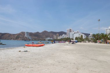 Santa Marta Kolombiya 'da güneşli bir günde Rodadero sahilinin güzel manzarası
