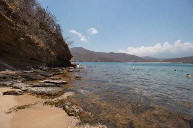 Mavi okyanuslu Kolombiya Karayipleri sahnesi