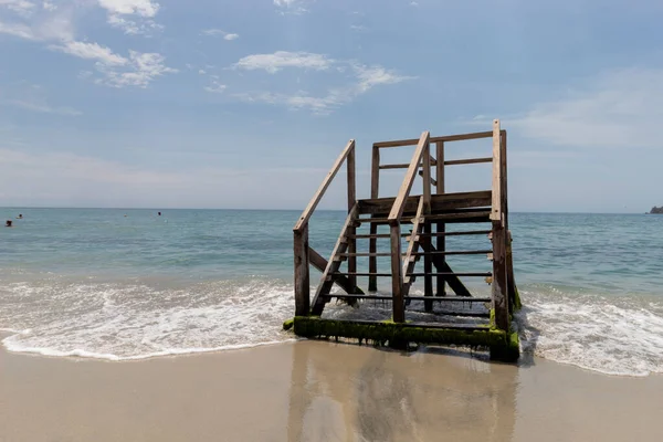 Velha Rústica Escada Madeira Musgosa Praia Colombiana Rodadero Santa Marta — Fotografia de Stock