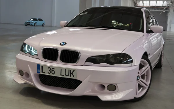 Λευκό ροζ χρώματος bmw seria 3 στο το αυτοκίνητο fest 4tuning δείχνουν Βουκουρέστι, Ρουμανία — Φωτογραφία Αρχείου