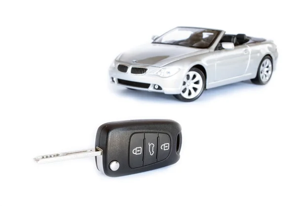 Nyckel & bil isolerat på den vita bakgrunden — Stockfoto
