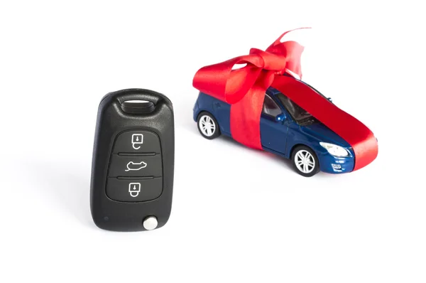 Het concept van de auto van de gift met rode strik — Stockfoto