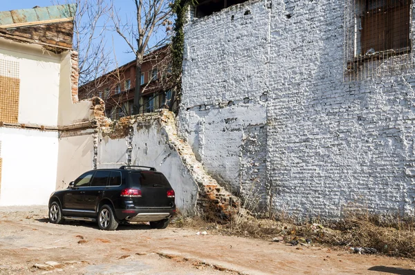 Auto su una casa abbandonata — Foto Stock