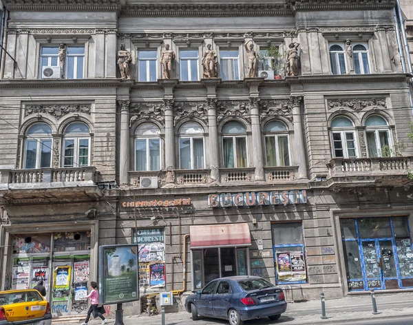 BUCHAREST, RUMANIA - 09 de mayo: Cinema Bucuresti fachada el 09 de mayo de 2013 en Bucarest, Rumania. El edificio del Cine Bucuresti está protegido por el Estado . —  Fotos de Stock