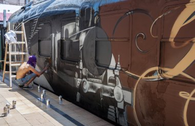 Bucharest, Romanya - 29 Haziran 2013: genç graffiti sanatçısı dur