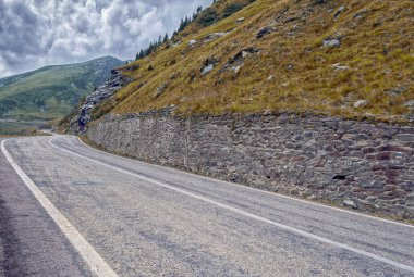 dağ yolu üzerinde transfagarasan