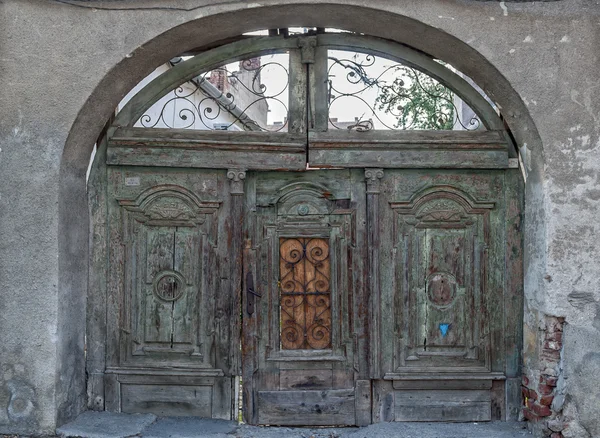 Puerta de madera verde vieja — Foto de Stock