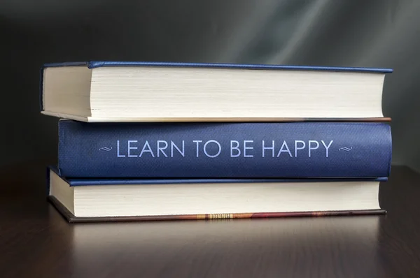 Leren om gelukkig te zijn. boekconcept. — Stockfoto