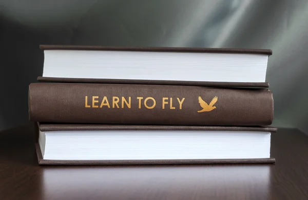 Fliegen lernen. Buchkonzept. — Stockfoto