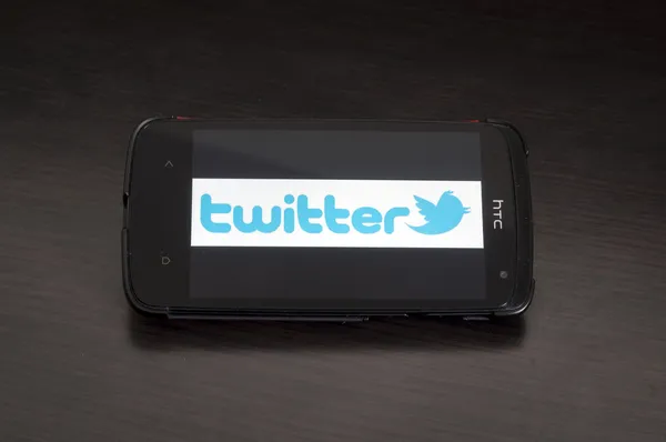 Foto eines HTC-Wunschgeräts, das das twitter.com-Logo zeigt — Stockfoto