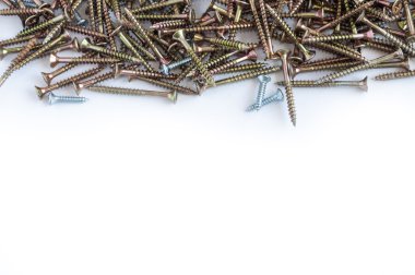 Beyaz bir arka plan üzerinde vida seti