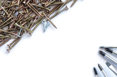 vida ve beyaz bir arka plan üzerinde tornavida seti