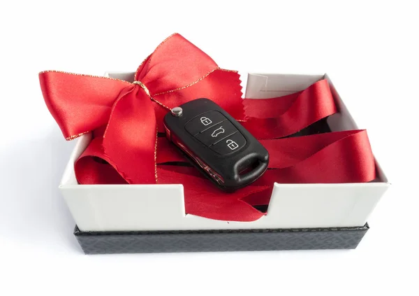 Llave negra del coche en una caja regalo —  Fotos de Stock