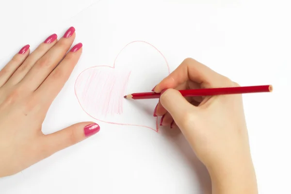 Χέρια ζωγραφική μια καρδιά με ένα μολύβι — Φωτογραφία Αρχείου