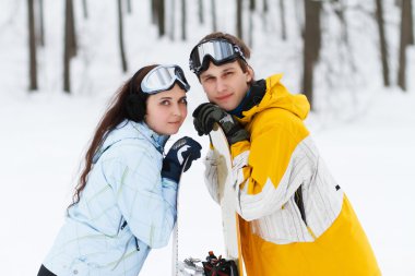 genç erkek ve kadın treir snowboards ile