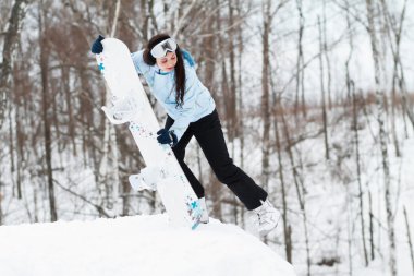 genç kadın snowboard
