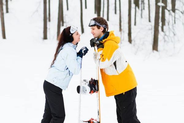 Giovane uomo e donna con snowboard treir — Foto Stock