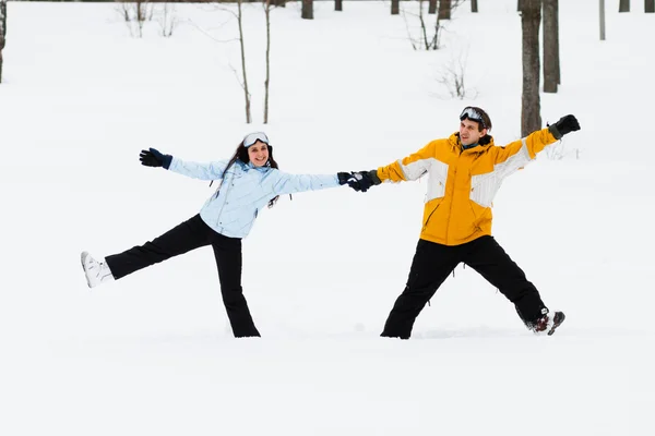 Genç erkek ve kadın treir snowboards ile — Stok fotoğraf