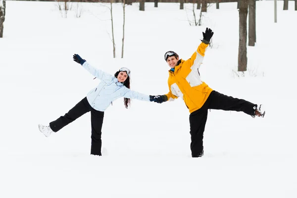 Jovem e mulher com pranchas de neve treir — Fotografia de Stock