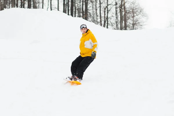 Mladý muž na snowboardu — Stock fotografie