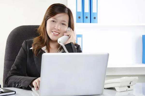 Schöne junge Frau arbeitet im Büro — Stockfoto