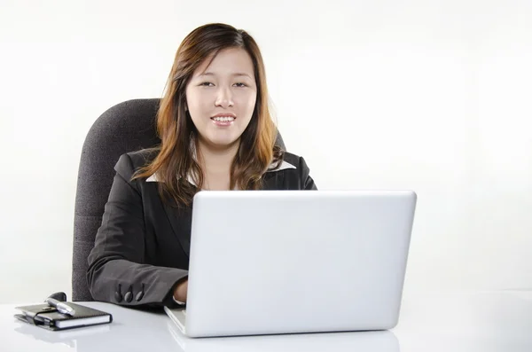 Hermosa mujer de negocios sonriendo —  Fotos de Stock