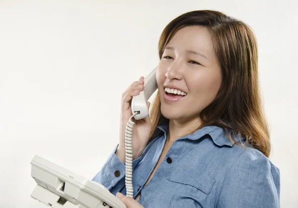 Fröhliche junge Frau am Telefon — Stockfoto