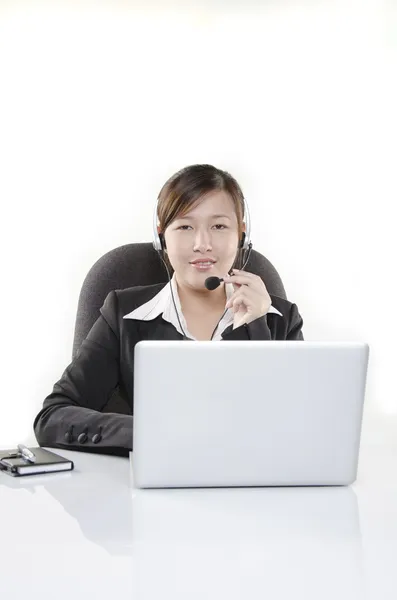 Agente de servicio femenino con auriculares — Foto de Stock