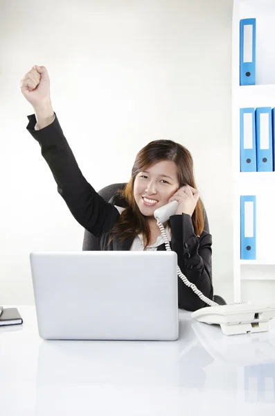 Empresaria levantada de la mano como signo de éxito — Foto de Stock