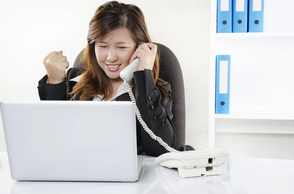 Hübsche Frau glücklich, wenn sie gute Nachrichten bekommt — Stockfoto