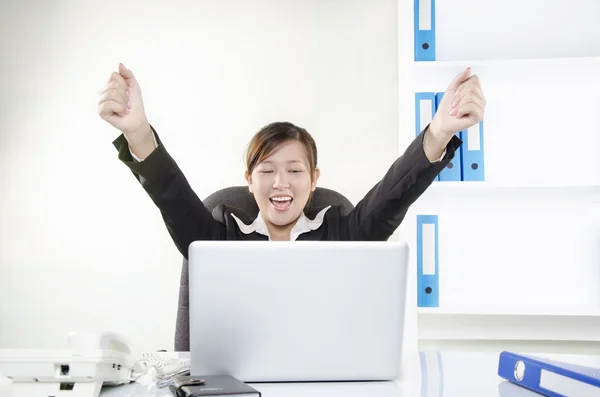 Pretty young executive raised hands — Stock Photo, Image