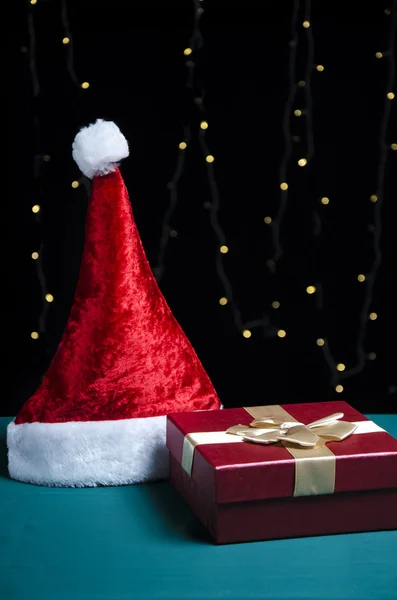 Coffret cadeau rouge et chapeau de Père Noël — Photo