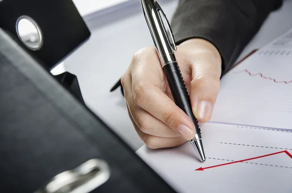 Trabajando en gráfico — Foto de Stock