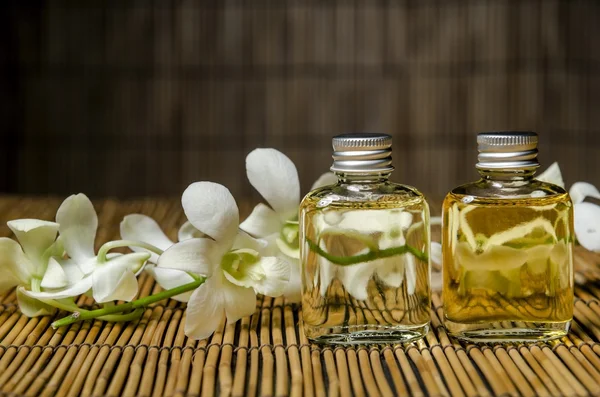 Bottiglie di olio da massaggio al centro benessere — Foto Stock