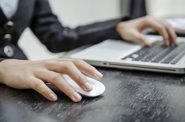 Holding laptop mouse — Stock Photo, Image