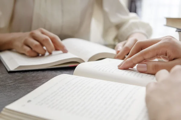 Bijbel lezen — Stockfoto