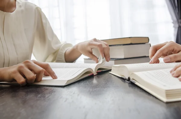 Reading the books — Stock Photo, Image