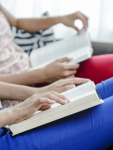 Reading in line — Stock Photo, Image