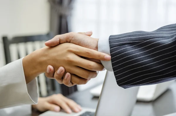 Hand schudden — Stockfoto