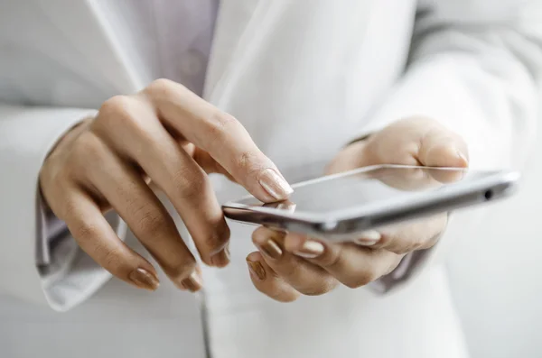 Macro van vrouw hand op telefoon — Stockfoto