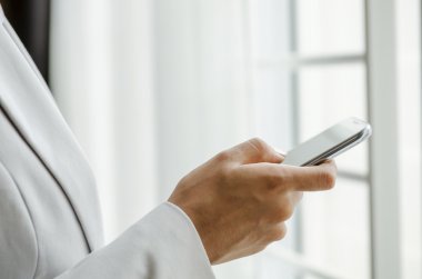 kadın holding akıllı telefon