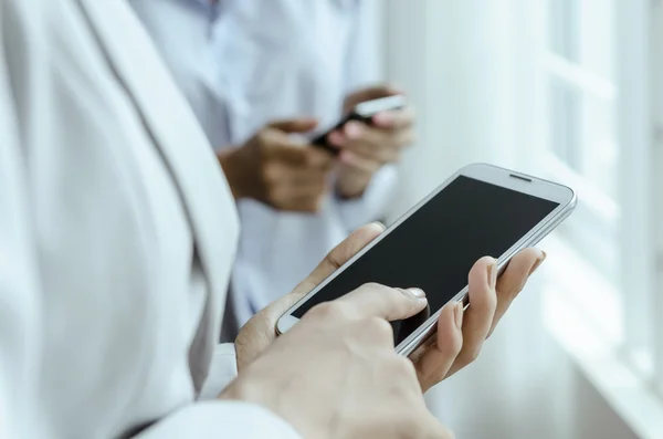 Vrouwen met slimme telefoon — Stockfoto