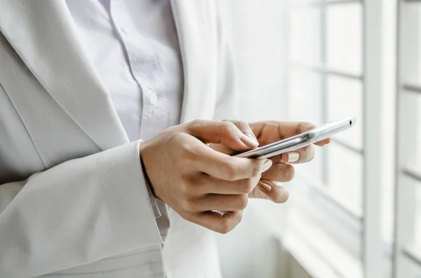 SMS vor dem Fenster — Stockfoto