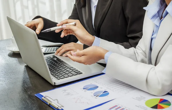 Diskussion am Laptop — Stockfoto