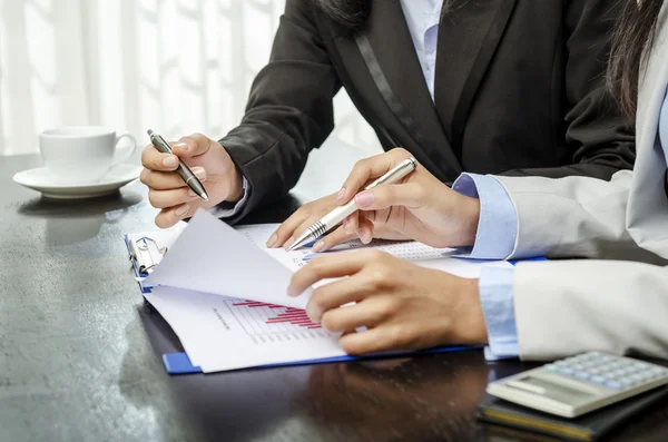 Primeros planos de las manos de las empresarias — Foto de Stock