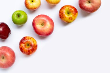 Beyaz arka planda taze elmalar. Üst görünüm